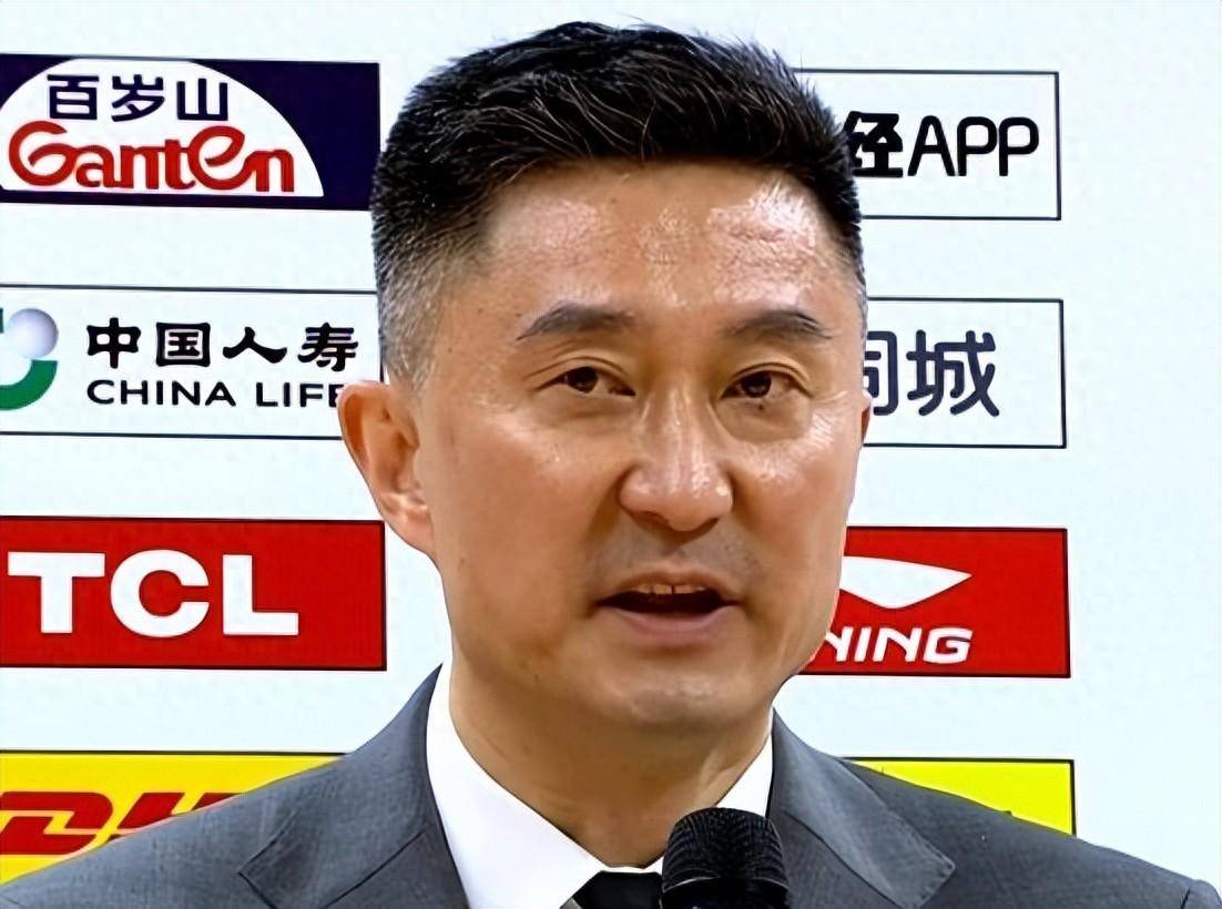 广东队遭遇三连败，球员露出焦虑表情