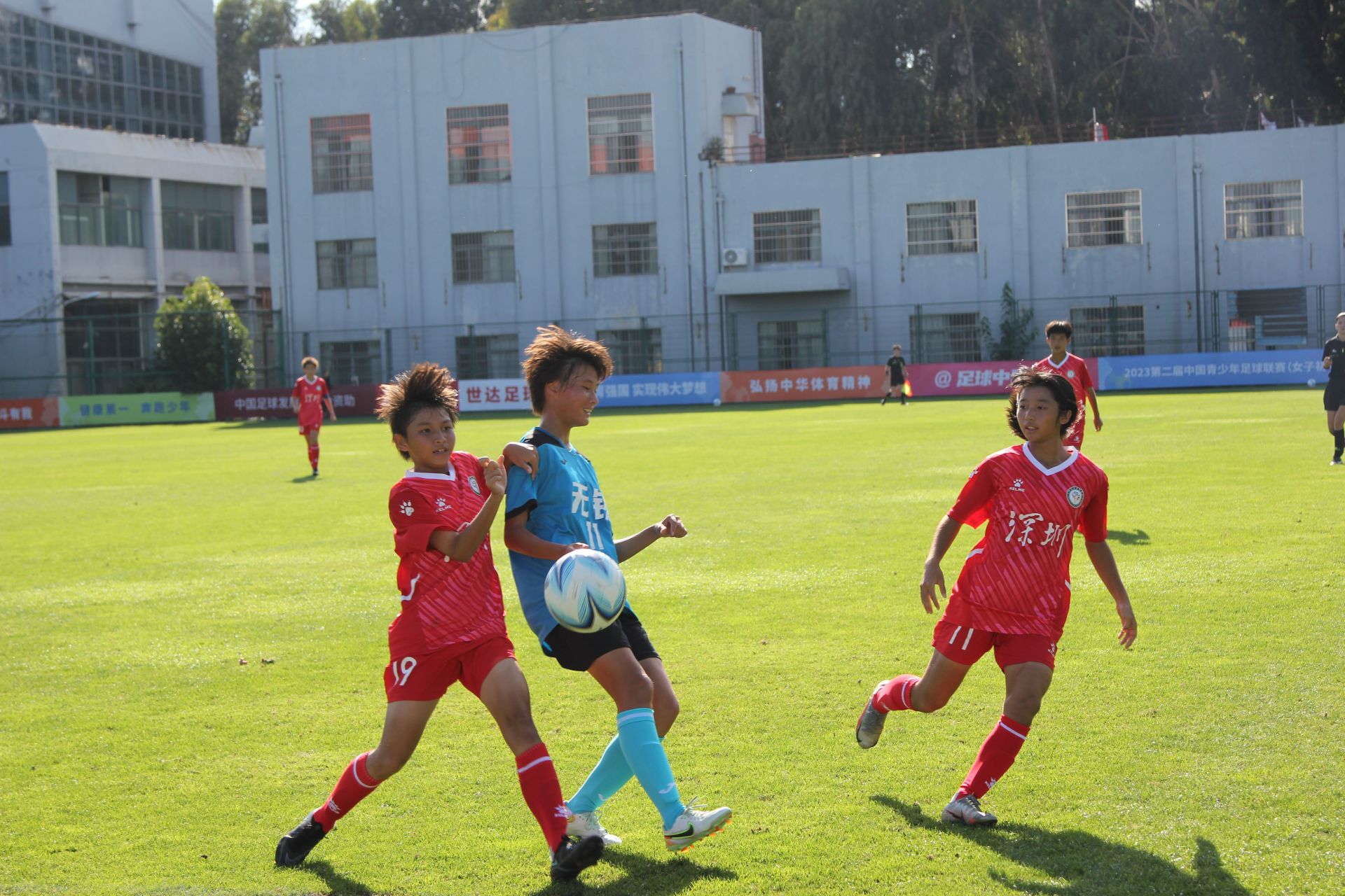 首届女子足球锦标赛圆满落幕，深圳夺冠